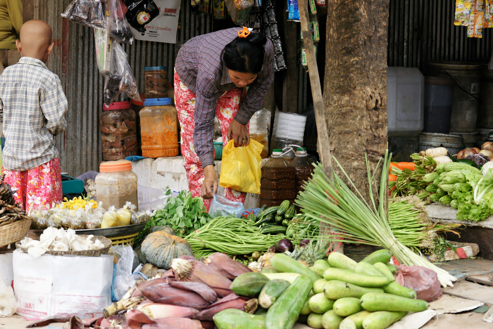 Auf dem Markt des Dorfs Preah Dak im Gebiet von Angkor